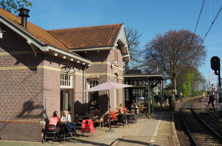 Terras op het perron van Station Soest