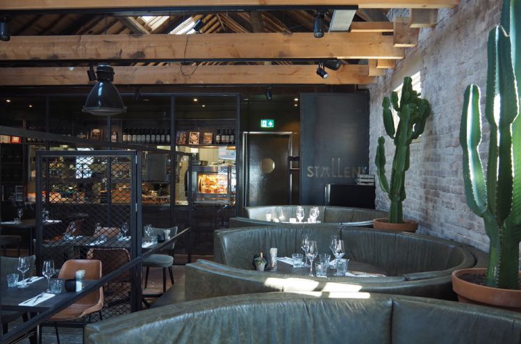Diverse ronde zitjes in het restaurant