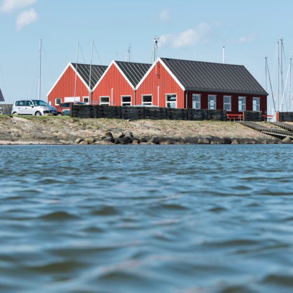 Roden houten huizen aan de waterkant