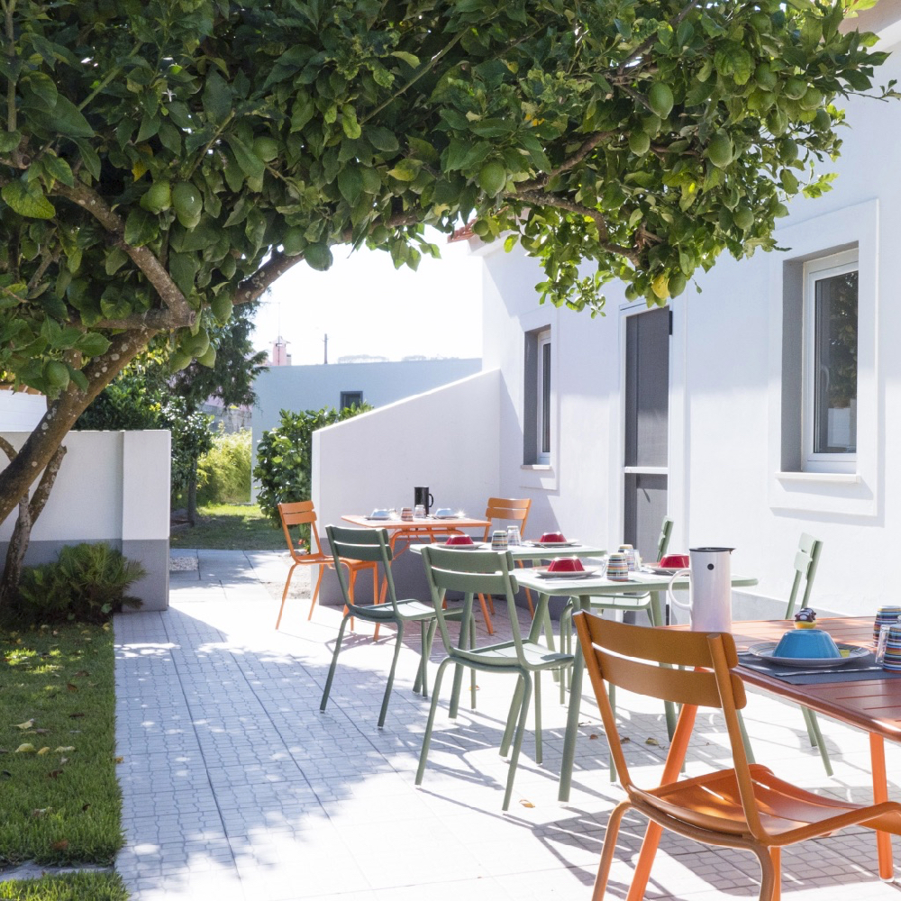 Zonnig terras met gedekte tafels