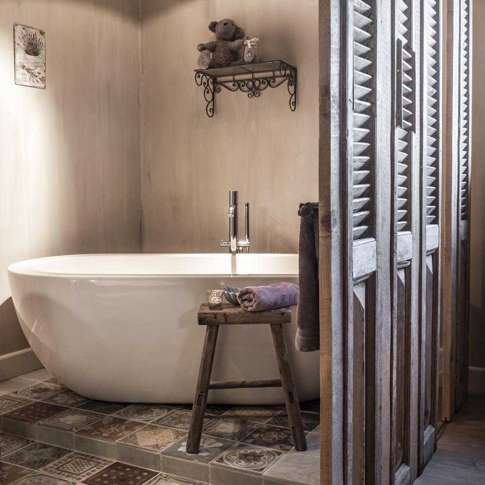 Vrijstaand bad in een B&B kamer