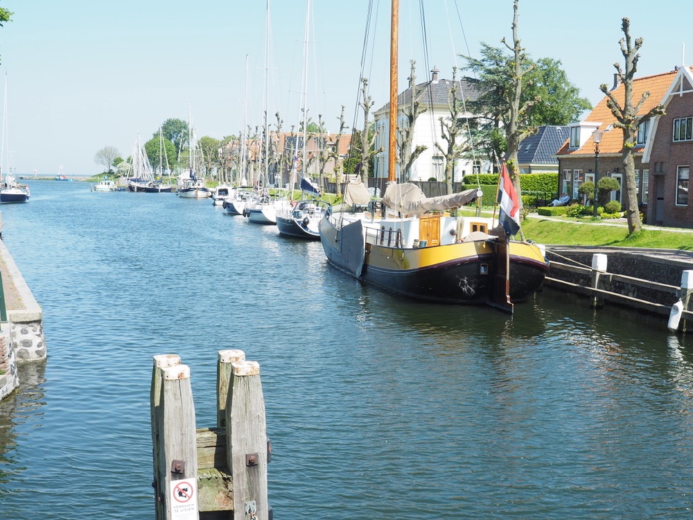 Bootjes liggen aan de haven boven Amsterdam