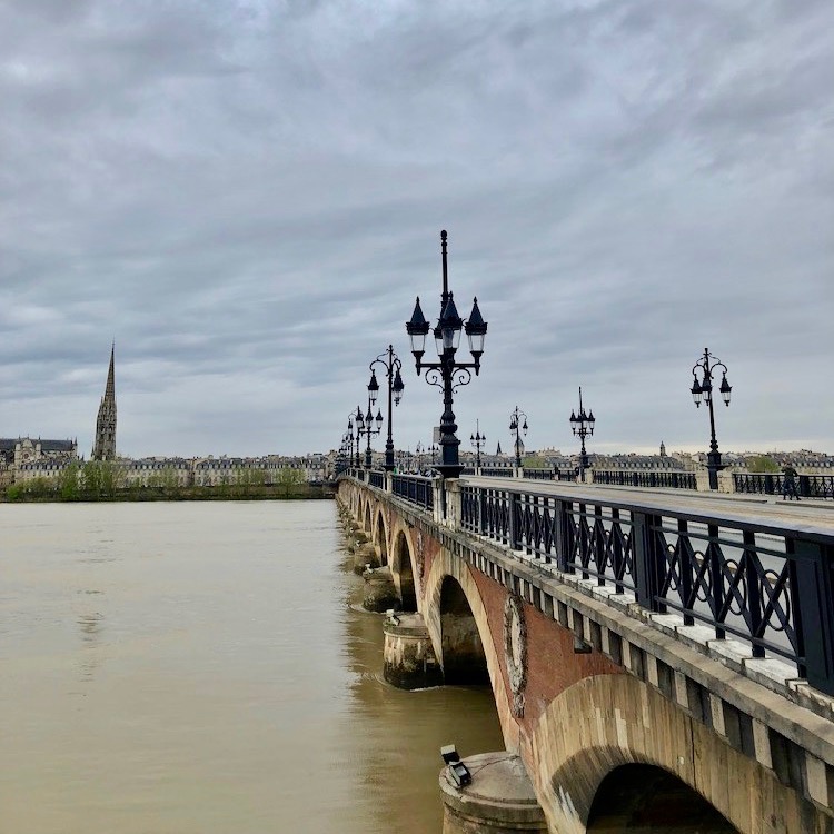 Brug over de rivier in Bordeaux