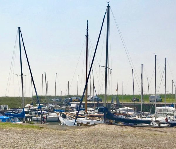 Zeilbootjes in het haventje