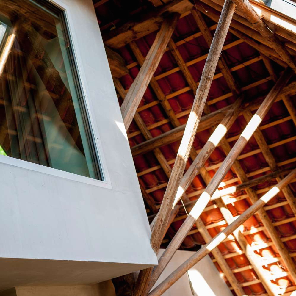 De Friese boerderij is onder architectuur verbouwd.