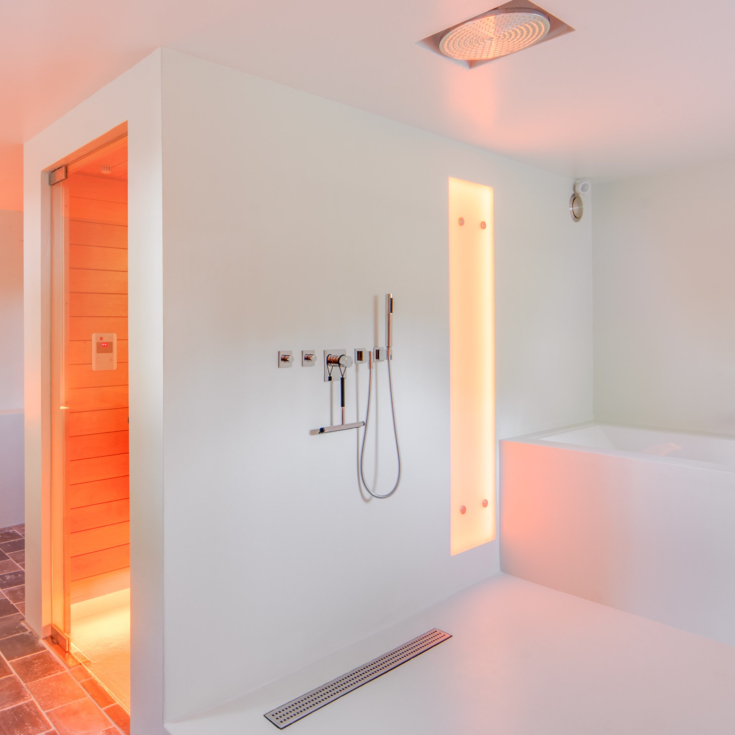 Luxe badkamer met ligbad en sauna bij Groot Okhorst