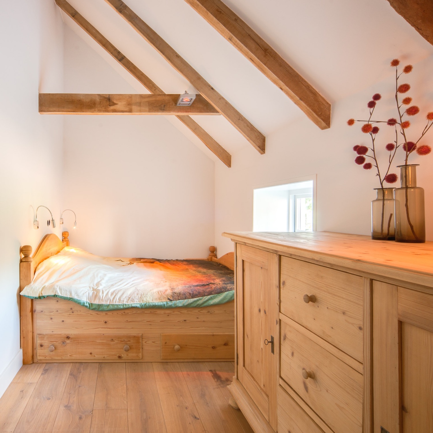 Let op: het bed in de slaapkamer op de begane grond is niet geschikt voor lange mensen.