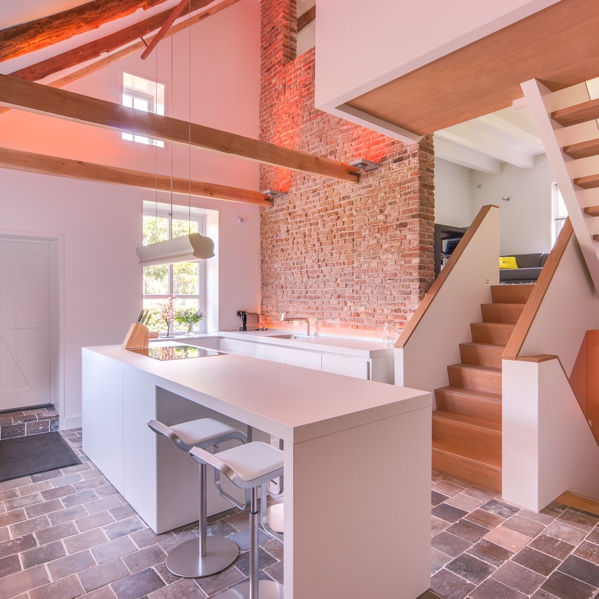 Met vaatwasser, oven, magnetron en Nespresso koffie.