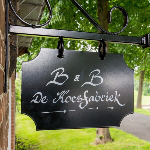 Uithangbordje met de naam van de Koesfabriek in Dokkum