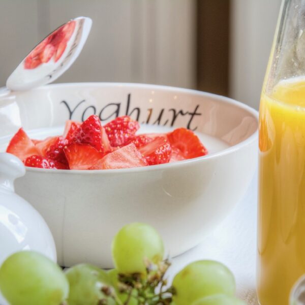 Ontbijt met yoghurt, aardebeien, sap en druiven bij de Koesfabriek in Dokkum