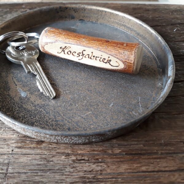 Kamersleuten met de naam van de Koesfabriek in Dokkum