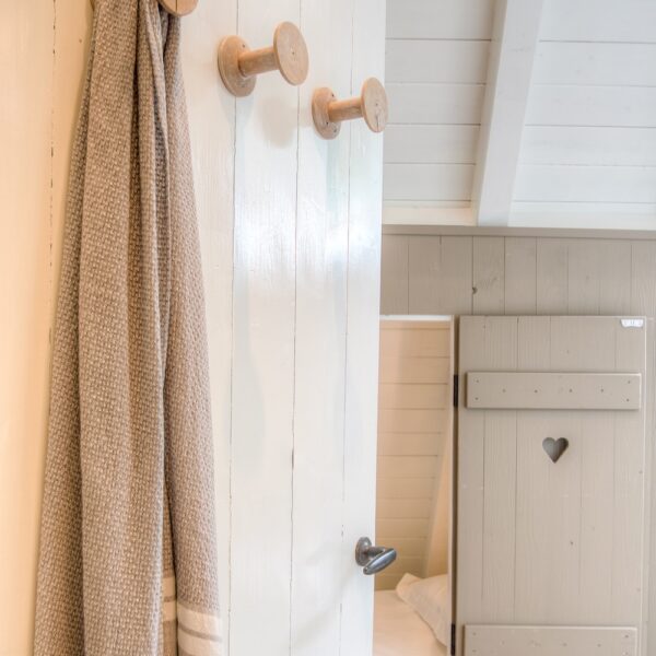 Bedstede met hartjes deuren bij de Koesfabriek in Dokkum