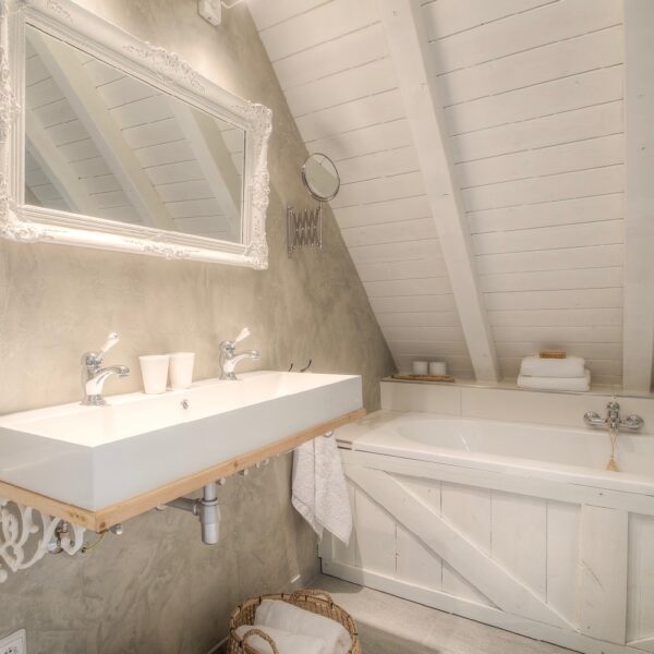 Badkamer in de Koesfabriek in Dokkum met een landelijke brocante look & feel