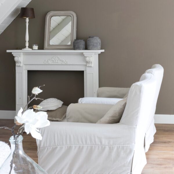 Zithoek met twee fauteuils en een schouw bij de Koesfabriek in Dokkum