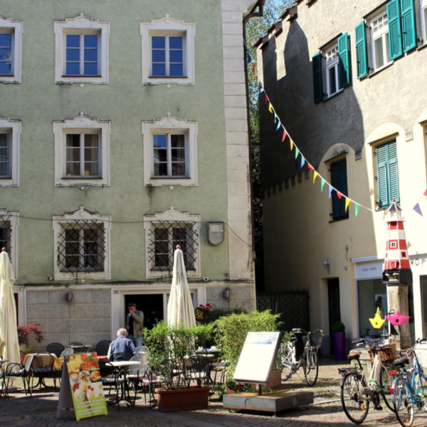 Feest in Brixen. Van gebouwen hangen slingers