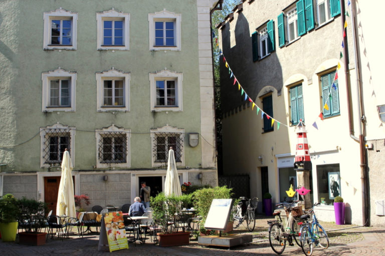 Feest in Brixen. Van gebouwen hangen slingers