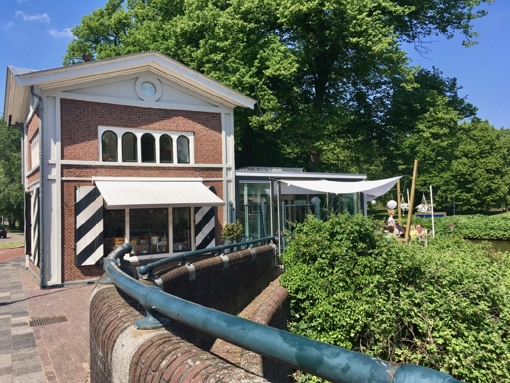 Café aan de grens van een park