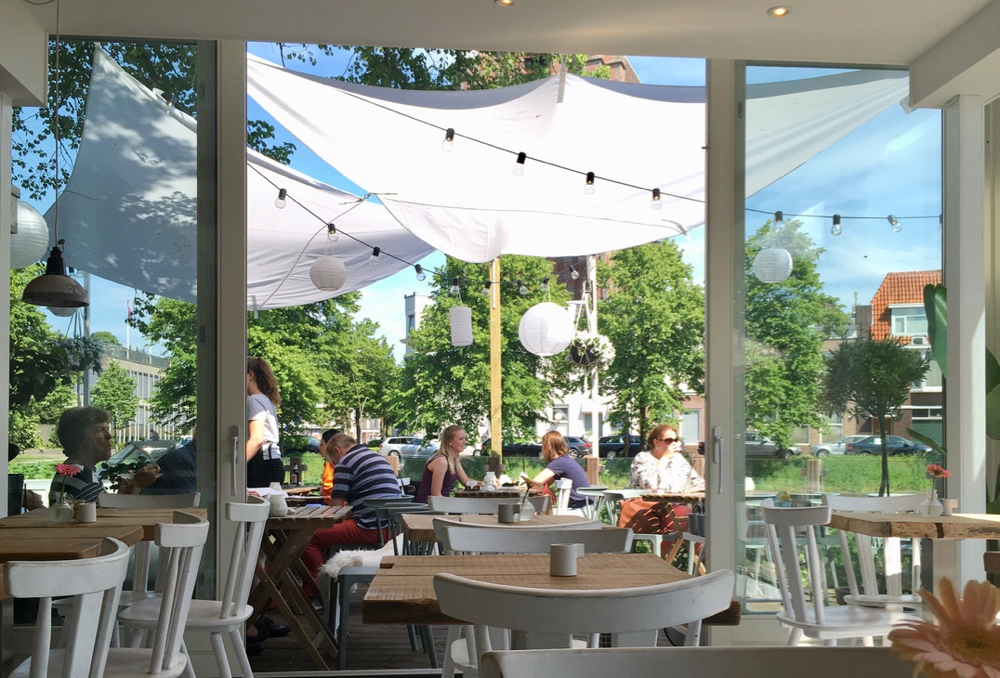Kleurrijk terrasje in Leeuwarden, met doeken boven de tafels