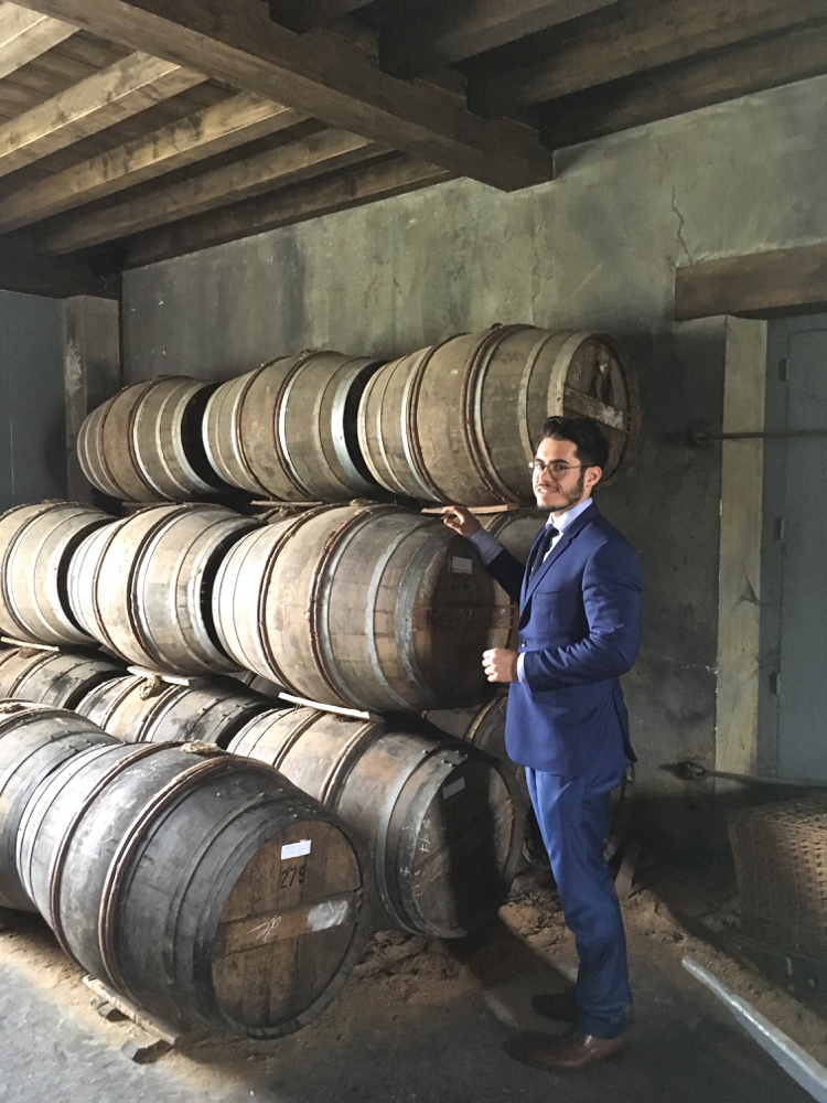 Man staat blij naast vaten