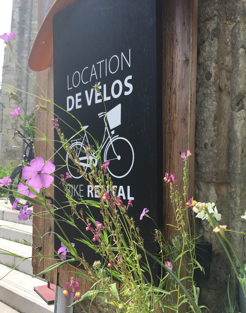 Bord bike rental met bloemen