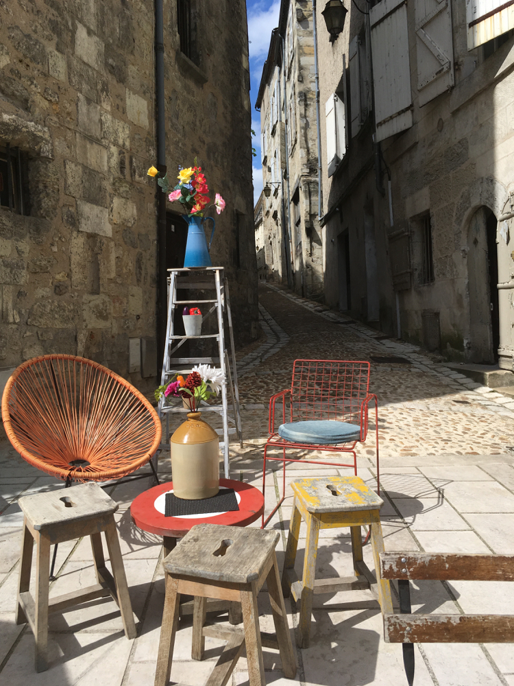 Zitplaatsje onderaan een aflopende steeg