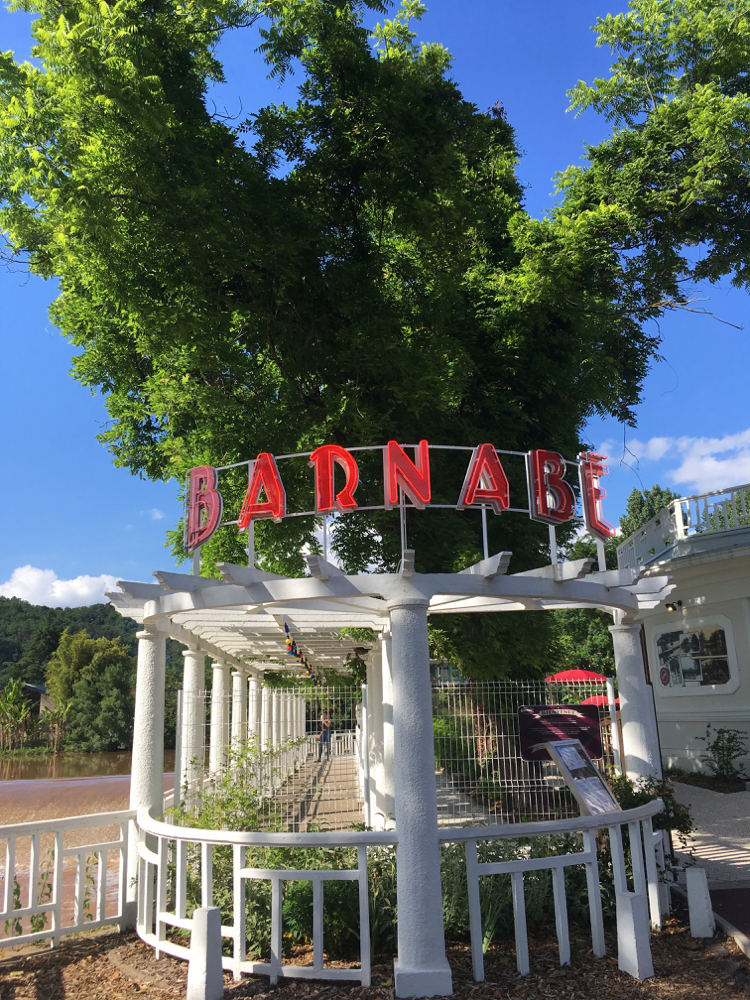 Barnabe bord boven wandelpad