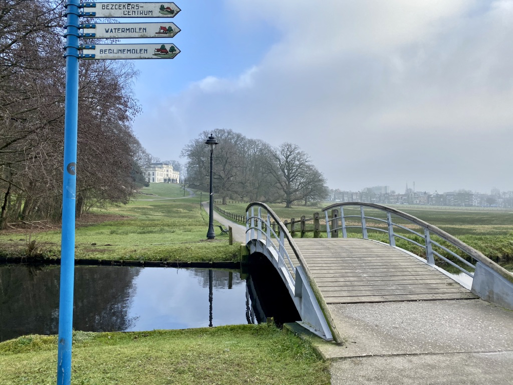 Brug over beekje in het stadspark in Arnhem