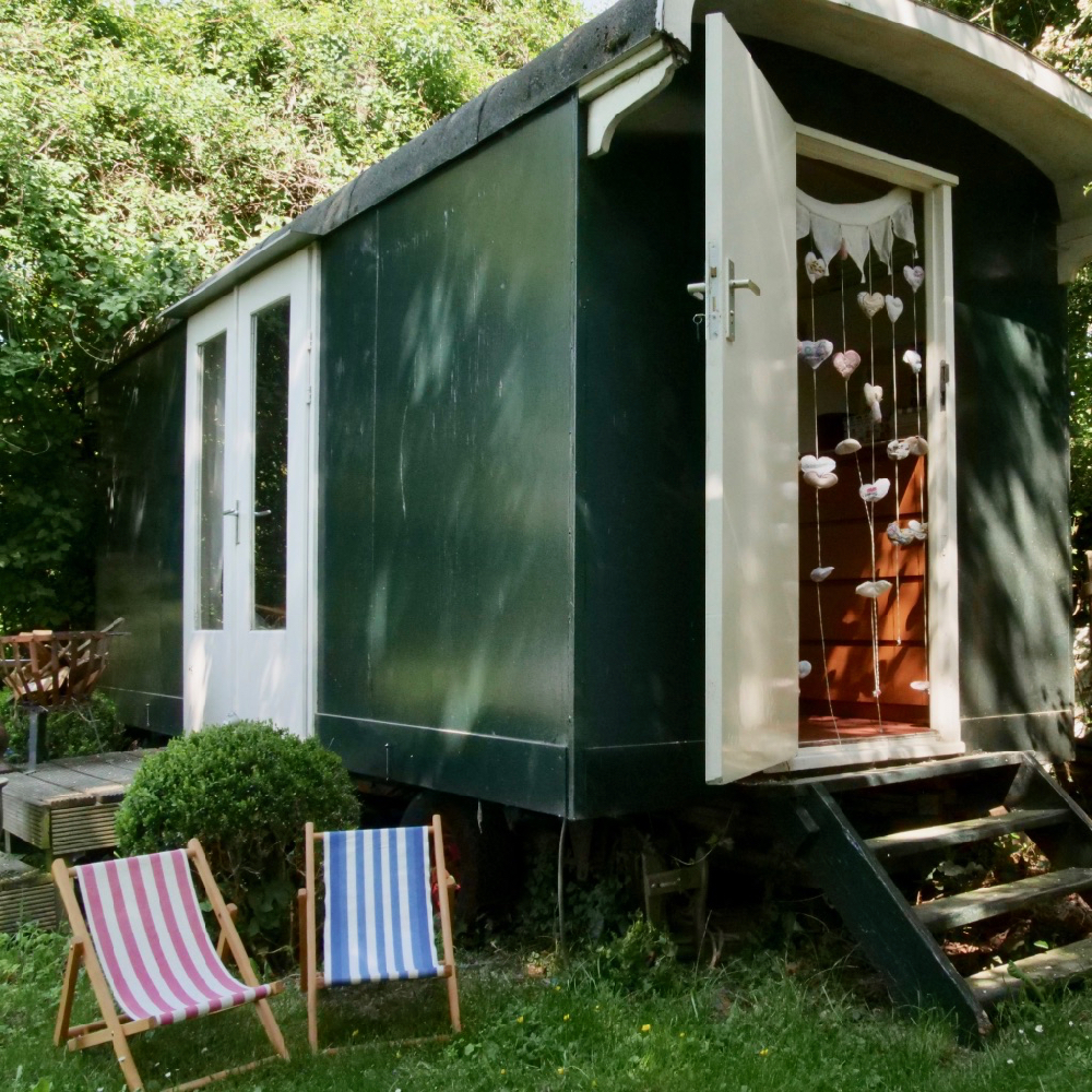 Pipowagen met twee strandstoelen er voor