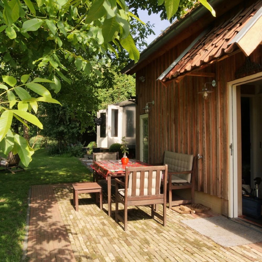 Terrasje bij een huis in een groene omgeving