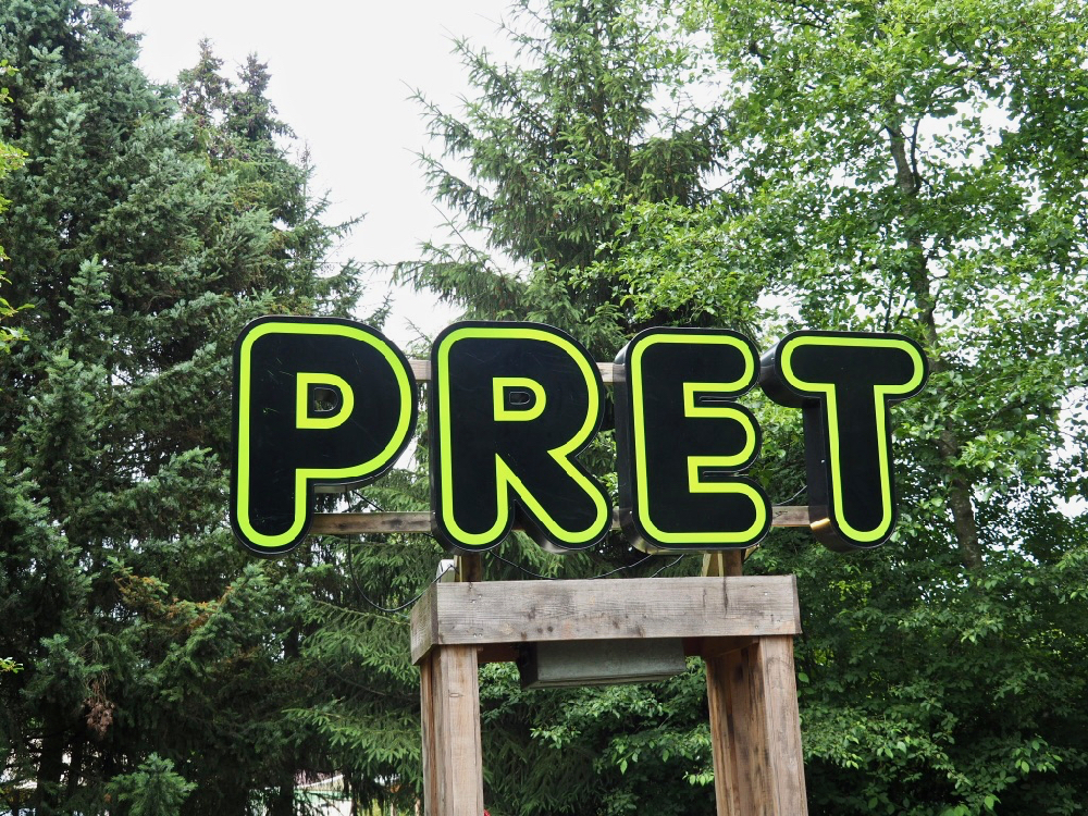 De letters PRET op een camping in Drenthe