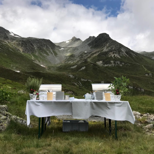 Wit gedekte tafel in Tirol
