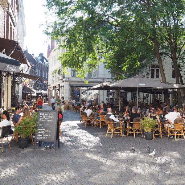 Plein vol terrasjes Maastricht op een zomerse dag
