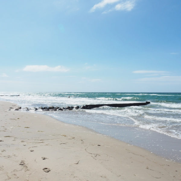 Mooi zandstrand en helderblauwe zee