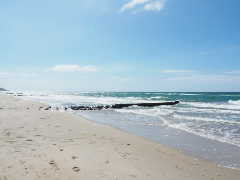 Mooi zandstrand en helderblauwe zee