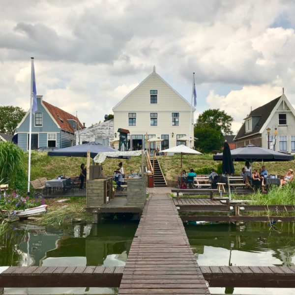 Zicht op restaurant Zuyderziel vanaf een steiger