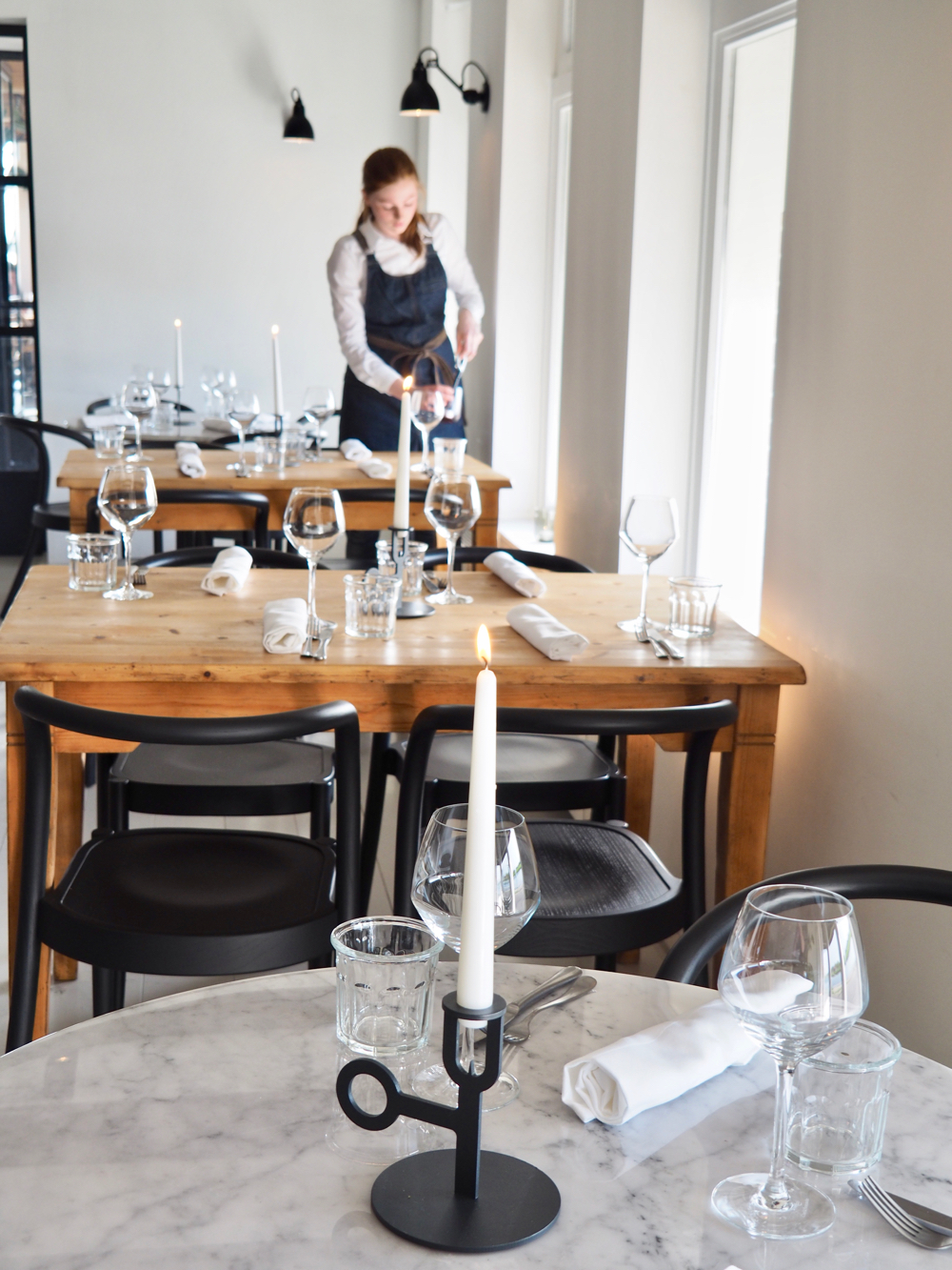 Kaarsen in restaurant aansteken