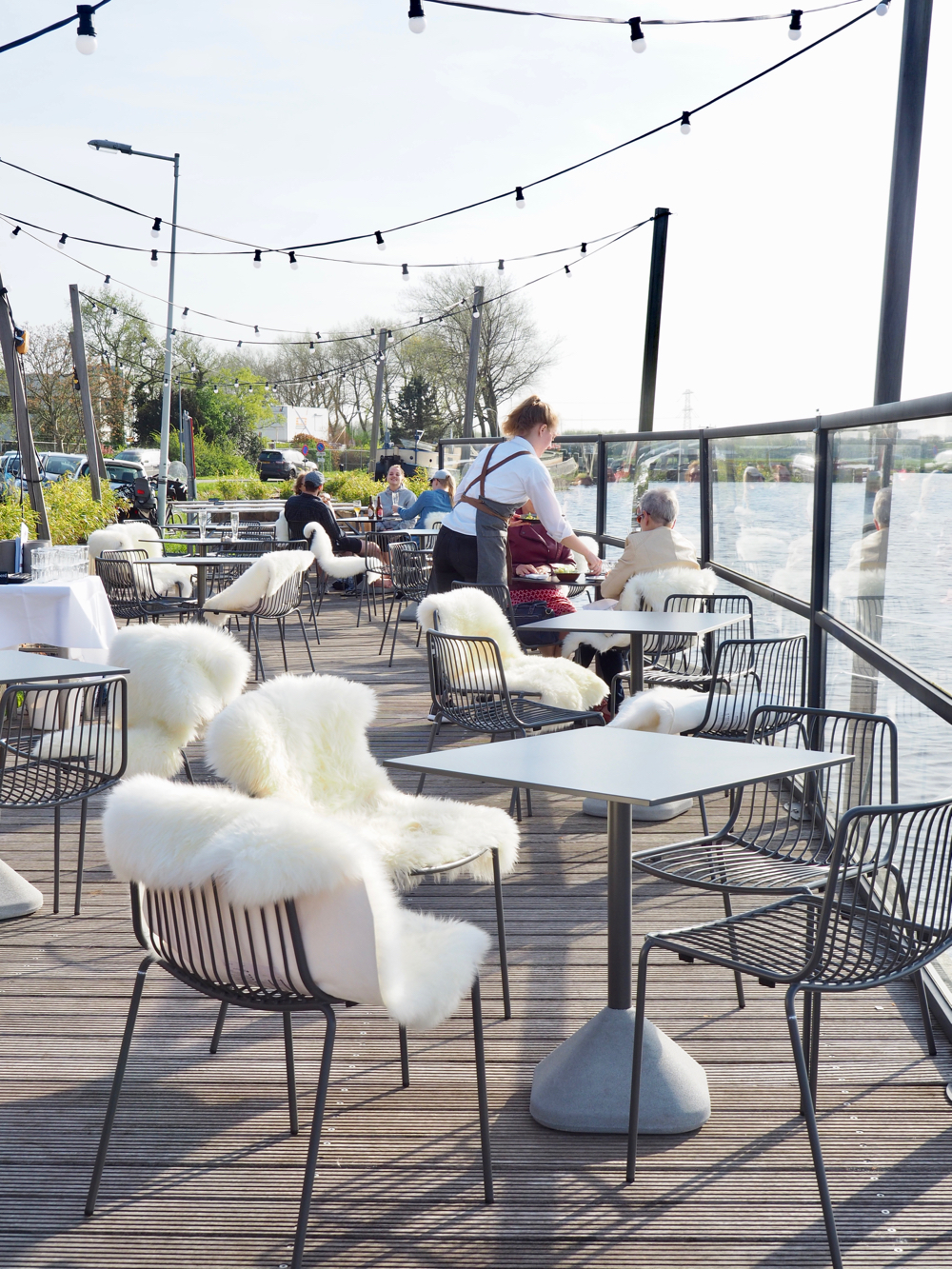 terras aan het water in Watergang