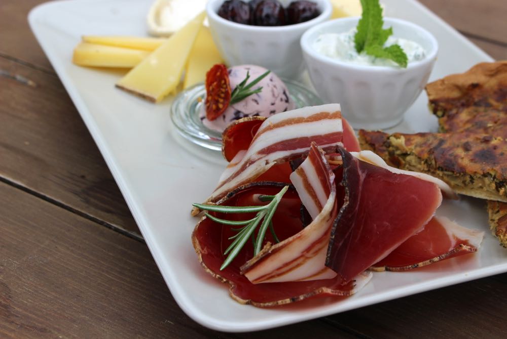Bordje met ham, quiche, kaas en dipjes