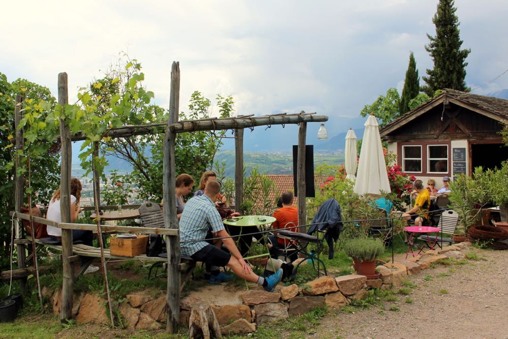 Terrasje met gekleurde stoelen op helling in Zuid-Tirol