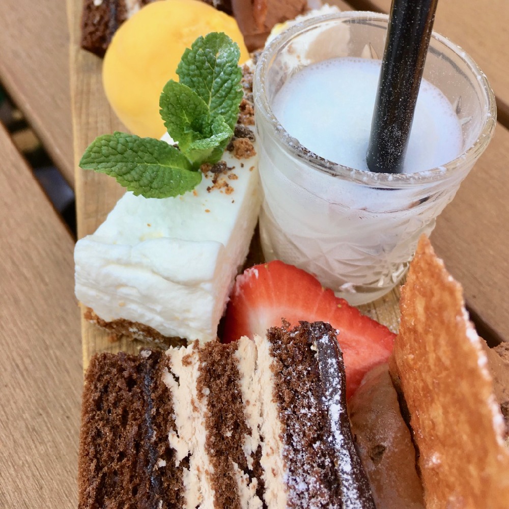Desert met taart en ijs