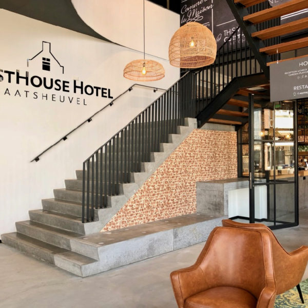 entree met hoge betonnen trap in het hotel