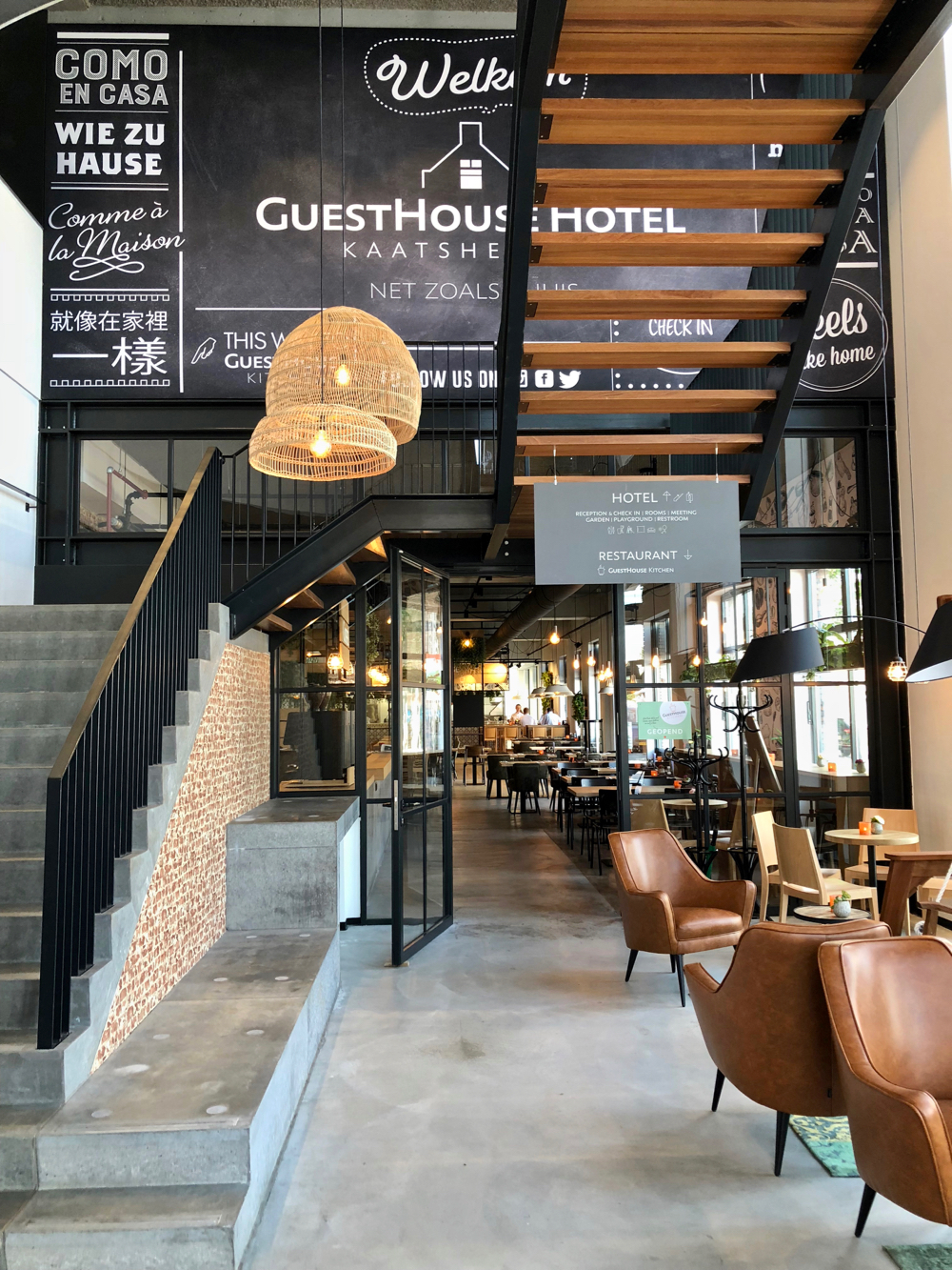 Entree hotel met op de benedenverdieping Guesthouse Kitchen