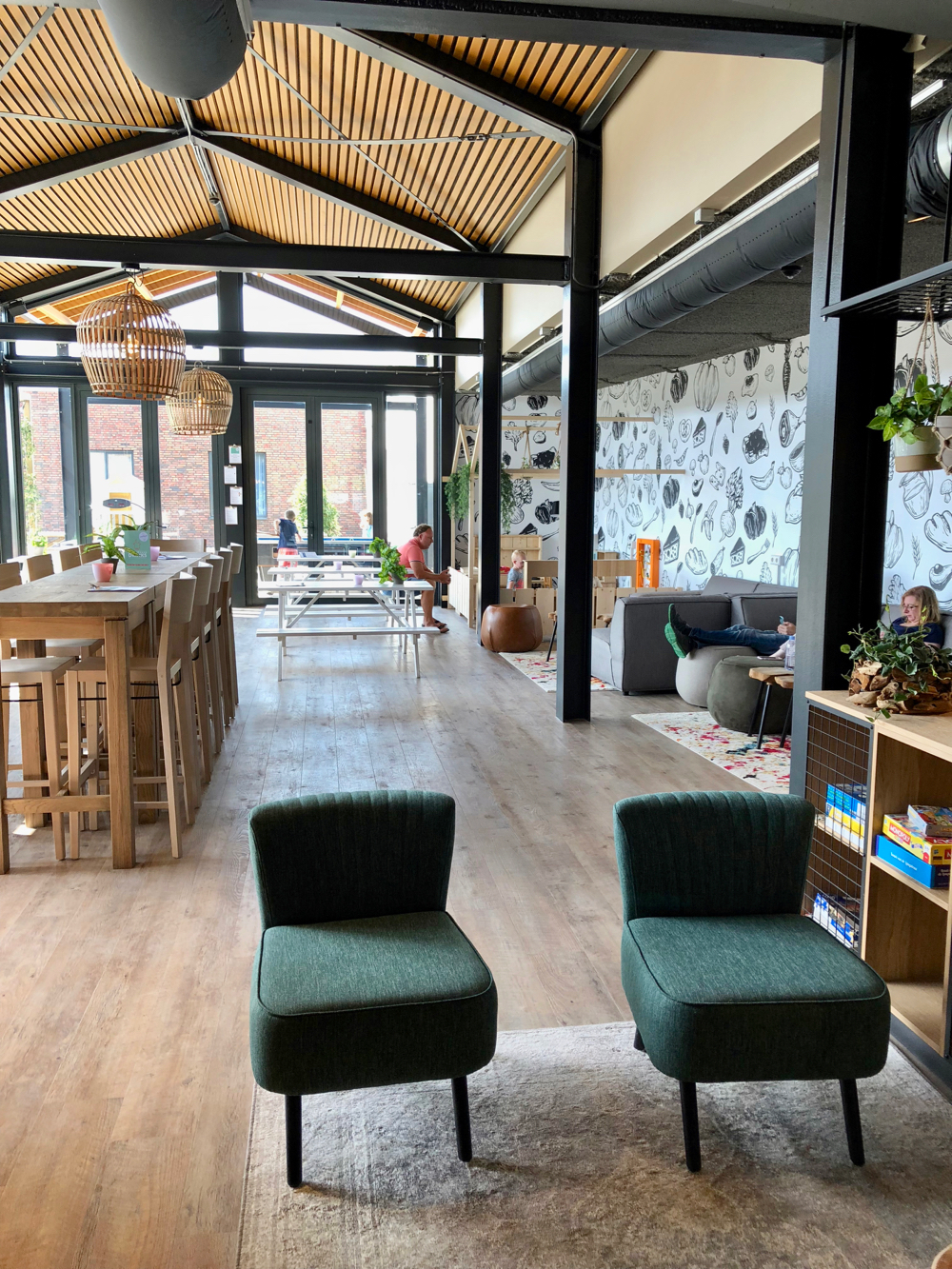 De living met verschillende zithoeken in het hotel