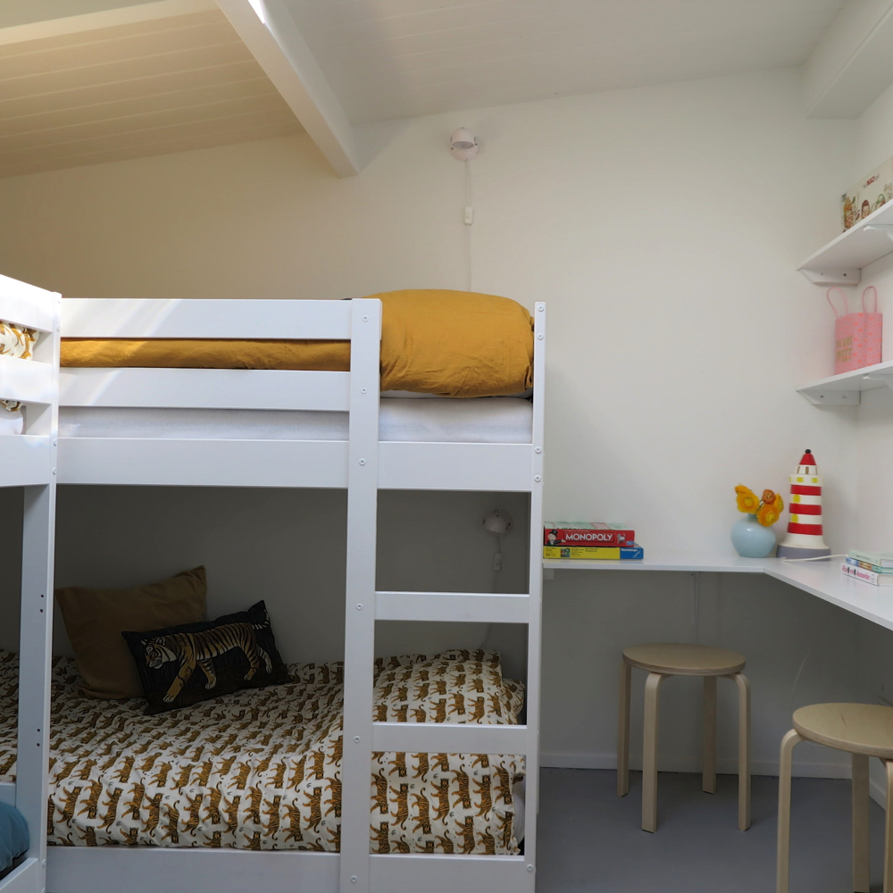 Twee stapelbedden en kinderspeelgoed