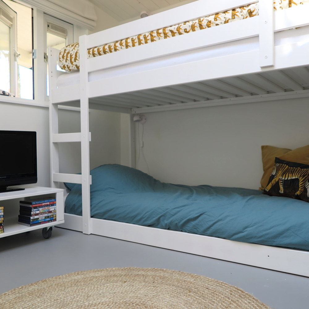 Een stapelbed en televisie