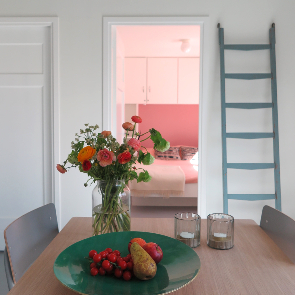 De eettafel met doorkijkje naar de slaapkamer