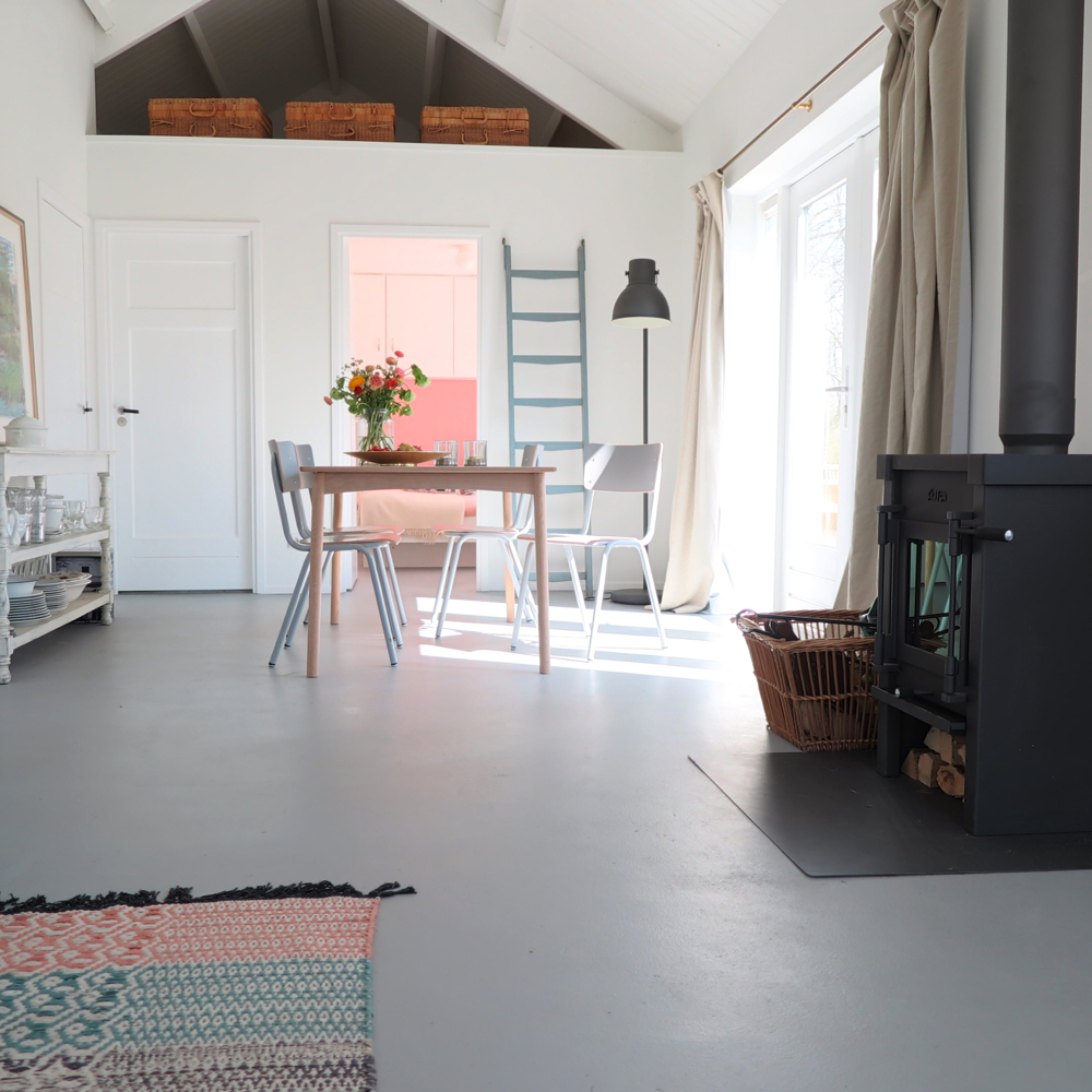 houtkachel met eettafel