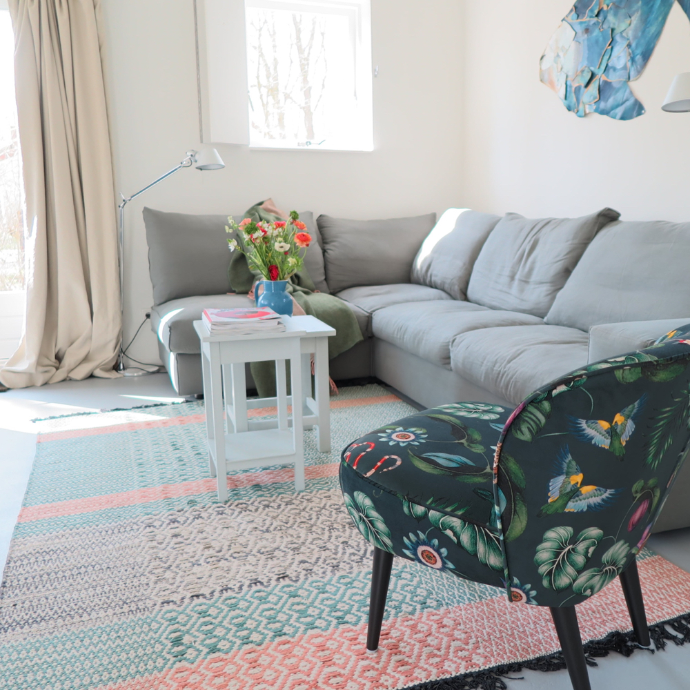 Ruime zithoek met bank en fauteuil