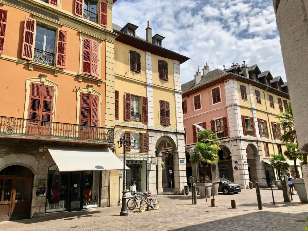 De gekleurde gevels in het centrum van Chambéry