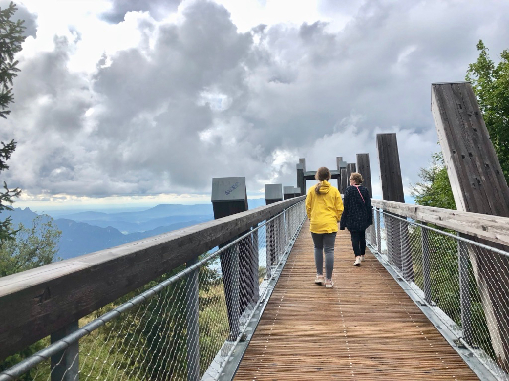 Een van de drie loopbruggen met uitzicht over Lac du Bourget